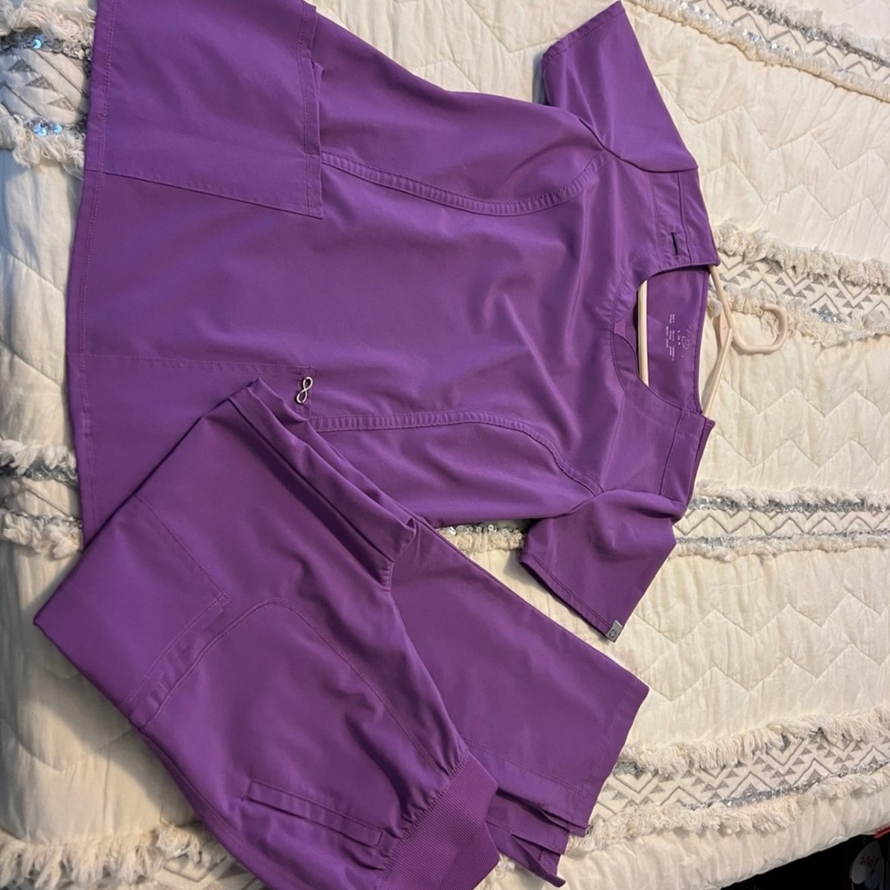 5 sets of scrub Top & Pants Sets and 2 scrub tops. Worn only a couple of times